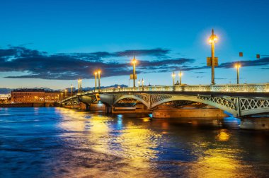 Gece aydınlatma St. Petersburg ve mavi Neva nehir duyuru Bridge'de