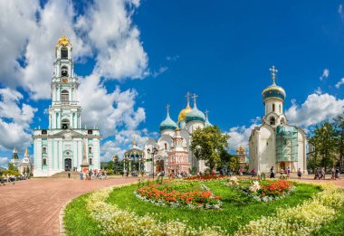 Belltower ve Sergiev Posad Lavra tapınak bir yaz güneşli öğleden sonra ve çiçek yatakta çiçekli görünümü