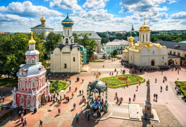 Sergiev Posad Lavra tapınaklar çan kulesi yükseklikten görünümünü güneşli bir yaz