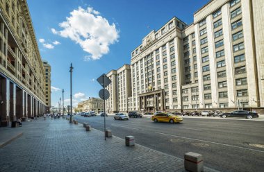 Moskova. Devlet Duma Okhotny Ryad Caddesi üzerinde Binası güneşli bir yaz ve gökte tek bir bulut