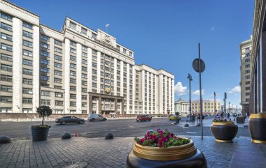 Moskova. Devlet Duma Okhotny Ryad Caddesi'ndeki binada güneşli bir yaz