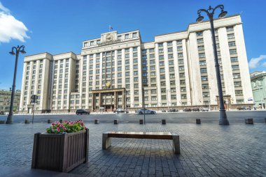 Moskova. Devlet Duma Okhotny Ryad sokakta yapı güneşli bir yaz ve bir çiçek yatak