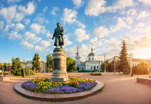 Athanasius 尼基丁附近的纪念碑在 Tver 的伏尔加河路堤上复活教会在初夏的清晨 — 图库照片