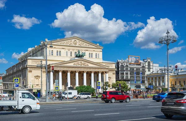 Moskwa Budynku Teatr Bolszoj Ulicy Teatralnej Przejście Letni Dzień Słoneczny — Zdjęcie stockowe