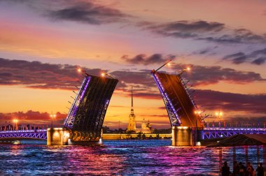 Peter ve Paul Fortress yükseltilmiş Palace Bridge, St Petersburg aracılığıyla görünümünü günbatımında bir beyaz yaz gecesi