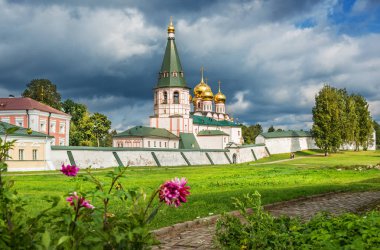 Valday. Lake Valdai ve karanlık bulutlar üzerinde Iversky manastır katedralde Iversky