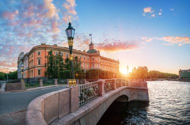 St. Petersburg yakınındaki Fontanka batan güneşin ışınları içinde kalede Mikhailovsky (mühendis)