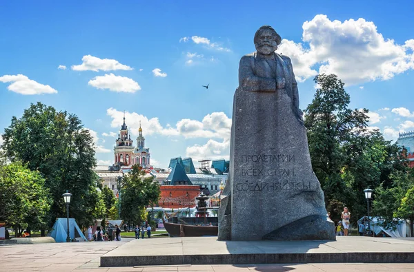 모스크바입니다 광장에서 마르크스와 하늘에 기념비 — 스톡 사진