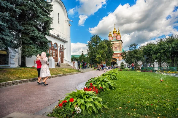人们在路上的 Predtechenskaya 教堂在亚历山大涅夫斯基在修道院沙德还在一个夏日晴朗的一天 — 图库照片