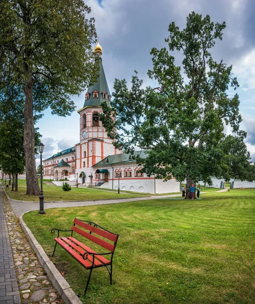 ヴァルダイ Iversky 修道院および古い樫トレの鐘楼の景色 — ストック写真