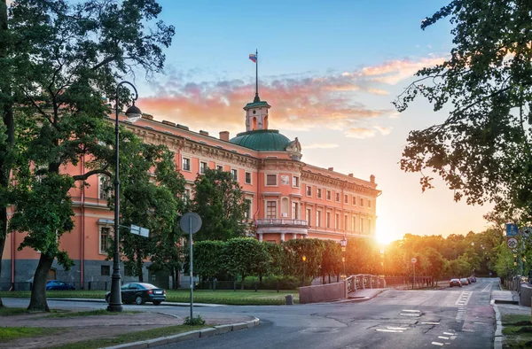 Mikhailovsky Kastély Közelében Lenyugvó Nap Sugaraiban Fontanka Petersburg — Stock Fotó