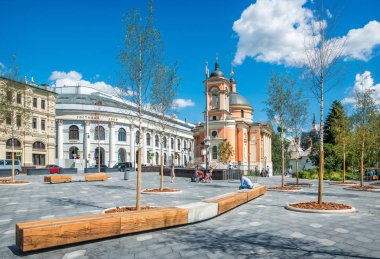 Moskova. Varvarinsky kilisenin Varvarka Caddesi üzerinde. Park Zariadye göster