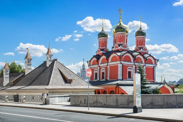 モスクワ Varvarka 通りと Kotelnicheskaya の距離で畦畔法面の高層 Znamensky 大聖堂 — ストック写真