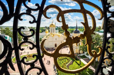Sergiev Posad Lavra tapınaklar ajur ızgara ile çan kulesi yükseklikten görünüm penceresinde güneşli bir yaz tarafından