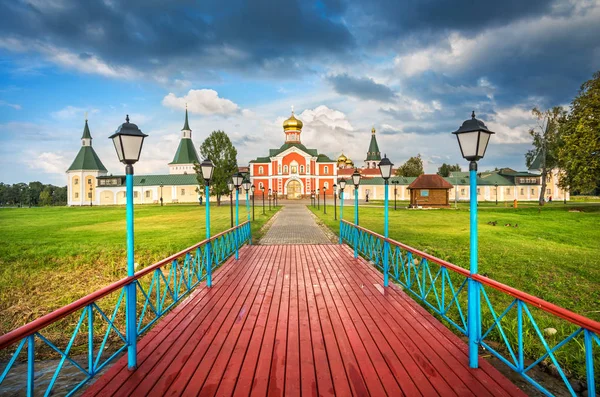Valday Iversky 修道院和 Filippovskaya 教堂从一个木红色码头在一个夏日傍晚 — 图库照片