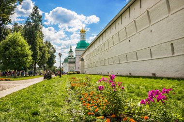 Sergiev Posad Lavra yakınındaki bir flowerbed güneşli bir yaz çiçekler