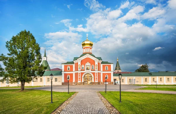 Valday Filippovskaya 教堂的 Iversky 修道院在一个阳光明媚的夏日 盘子上的铭文 禁止在码头上游泳 — 图库照片