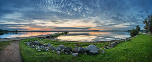 Valday Lake Uit Zomerochtend Vroeg Prachtige Wolken Met Weerspiegeling Het — Stockfoto