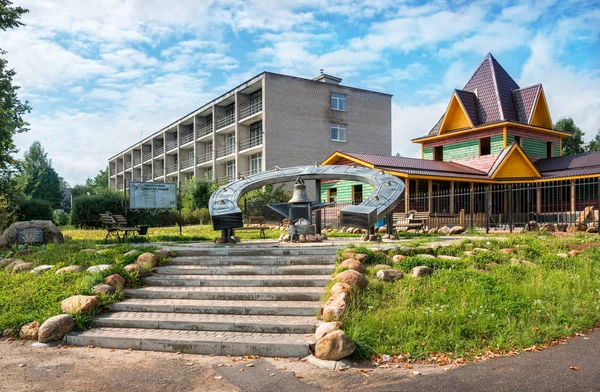 Monument Til Hjul Klokker Form Stor Hestesko Flere Klokker Byen - Stock-foto