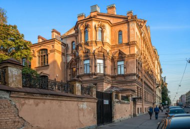 St. Petersburg. Konut evin arkasında Vasilievsky Adası, sayı 61 8 hatta çit