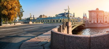 Sonbahar sabahın erken saatlerinde Panteleimon Bridge St Petersburg Fontanka Nehri Panoraması