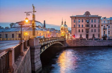 Fontanka Nehri, St. Petersburg ve erken bir sonbahar sabahı uzaktan tapınakta Panteleimon Panteleimon köprüden