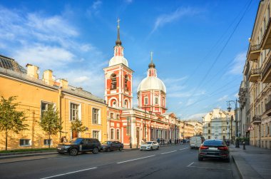 St. Petersburg. Pestel Caddesi üzerinde batan güneşin ışınları Panteleimon Kilisesi