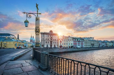 Panteleymonovsky bridge St Petersburg Fontanka Nehri ve setin içinde şafak güneşin ilk ışınları karşısında bir fener ile