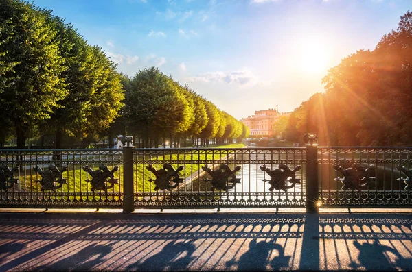 Płot Ogród Mostem Rzece Mojka Petersburgu Jego Cień Wcześnie Rano — Zdjęcie stockowe