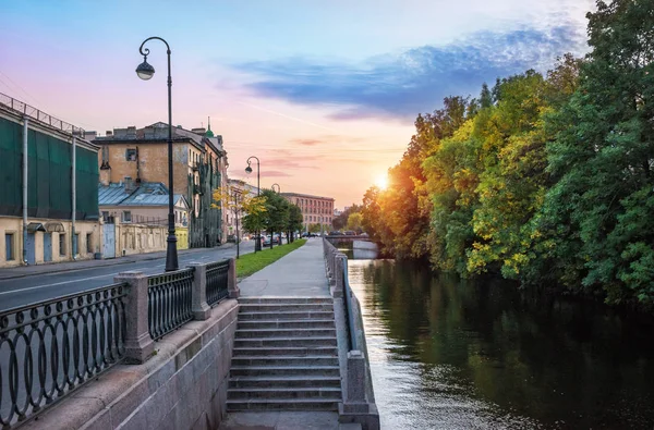 Embankment Rivière Smolenka Saint Pétersbourg Pont Oural Loin Coucher Soleil — Photo