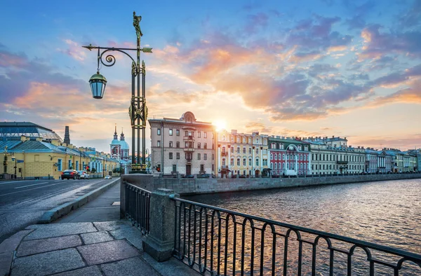 Panteleymonovsky 桥与灯笼横跨丰坦卡 河在圣彼得堡和路堤在黎明太阳的第一缕光芒 — 图库照片