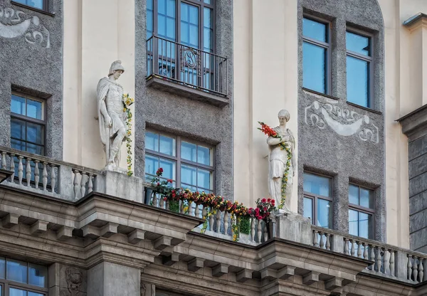 Санкт Петербург Скульптуры Цветах Балконе Дома — стоковое фото