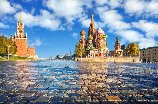 莫斯科红场的斯帕斯卡亚塔和圣巴西尔大教堂 以及初秋的湿人行道 — 图库照片