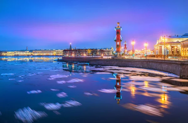 Columnas Rostrales Saliva Isla Vasilyevsky Con Reflejo Río Neva San — Foto de Stock