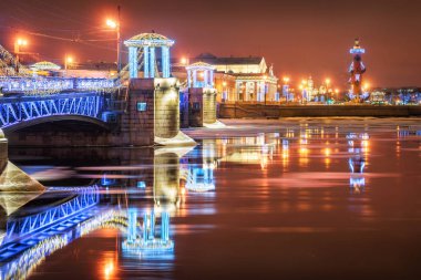 New Year's Palace Bridge St Petersburg ve Rostral sütunlar gece ışıkları ışığında Neva Nehri'nde yansıtılır