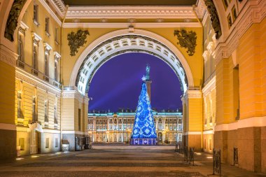 Noel ağacına Palace Square, St. Petersburg. Genel Kurmay kapıdan geceleri görüntülemek.