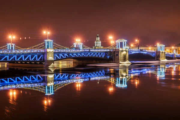 冬の夜に サンクトペテルブルクに新年のパレス ブリッジとネヴァ川の反射 — ストック写真