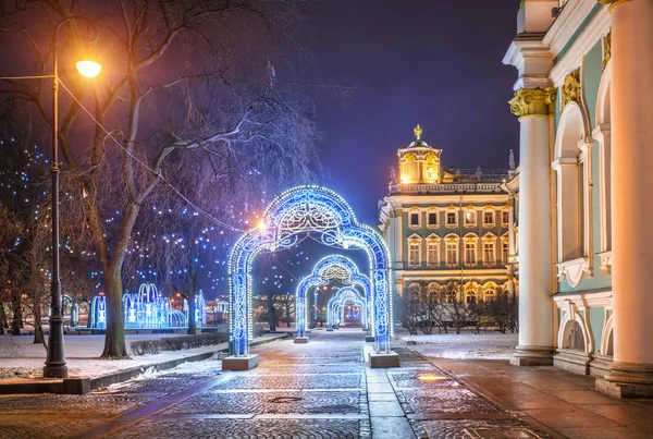 在一个冬夜 圣彼得堡埃尔米塔日附近的拱门形式的圣诞装饰 — 图库照片