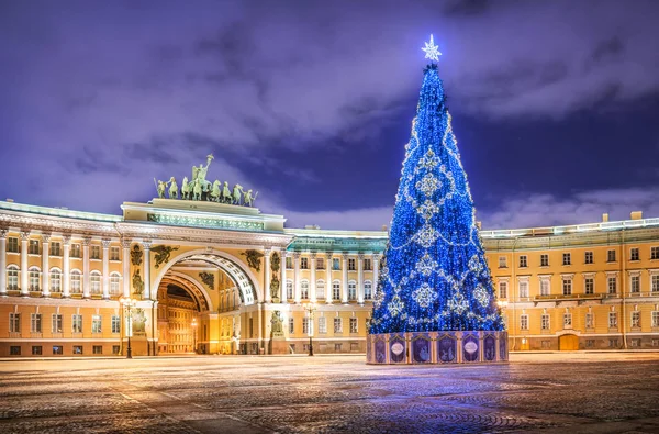 圣彼得堡皇宫广场上的新年蓝树 晚上透过总参谋部的拱门看风景 — 图库照片