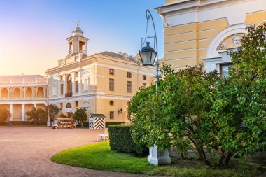 Pavlovsk, sonbahar güneşi ve bir lamba leylak çalılar tarafından yaktı sarayda