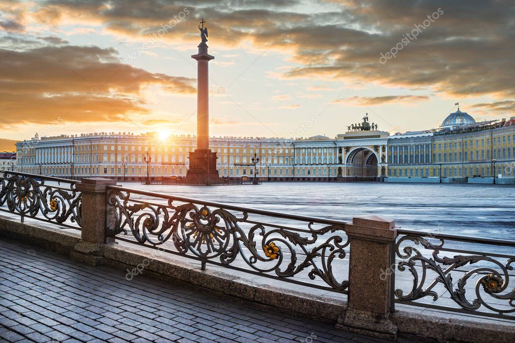 Ángel en la Columna Alexander en la Plaza del Palacio en San