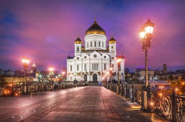 Bir sonbahar gecesi Moskova'da Kurtarıcı İsa Katedrali üzerinde pembe gökyüzü