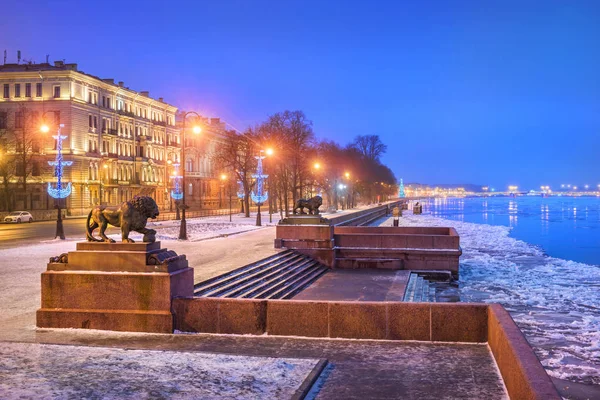 サンクトペテルブルクのネヴァ川と ライオンズの桟橋を見下ろす青い冬の朝 — ストック写真