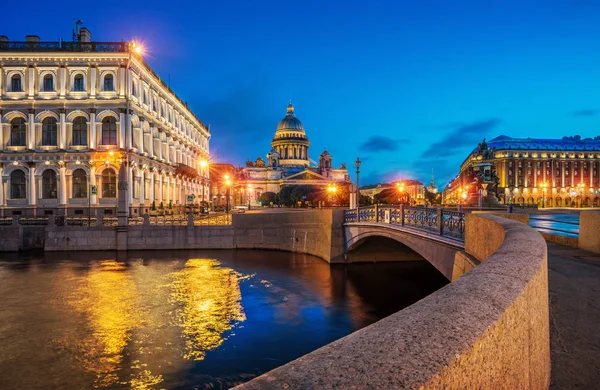 青橋とサンクトペテルブルクの聖イサアク大聖堂を見下ろす青い朝 — ストック写真