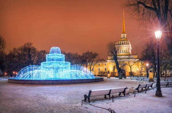 在一个冬夜 位于圣彼得堡的金钟建筑和新年喷泉 — 图库照片