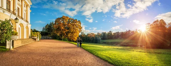 Pavlovsk Sarayı ve güneşli bir sonbahar akşamı Slavyanka Nehri arasında sonbahar manzara
