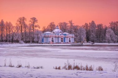 Grotto ve pembe günbatımı gökyüzü Tsarskoye Selo karlı kış akşamı köşk