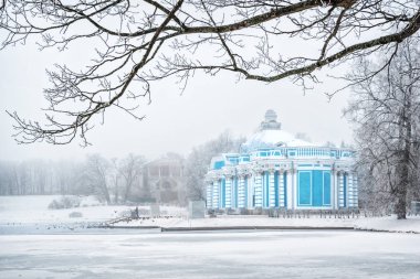 Grotto Pavilion yılları Selo büyük gölet üzerinde ve birçok kuş bir karlı kış gününde