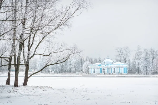 大きな池の Tsarskoe 公園で冬の雪の日に黒の木のパビリオン洞窟 — ストック写真