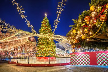 Manezh meydanında Noel ağacında Moskova ve yılbaşı ağacı süsleri gece aydınlatma
